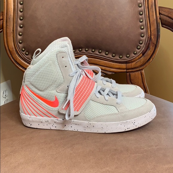 Nike Pink and Grey Shoes Sz. 10.5 Men/12 Women - Picture 3 of 4